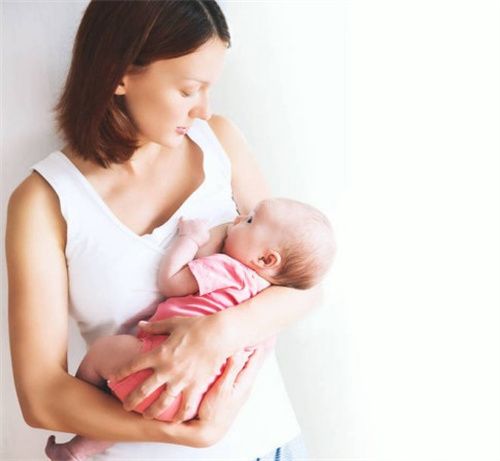 新生儿吐奶两三次是否正常？新生儿吐奶怎么处理插图1