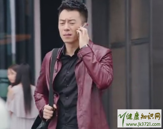 北上广依然相信爱情王茂同款酒红色皮衣在哪买朱亚文夹克价格