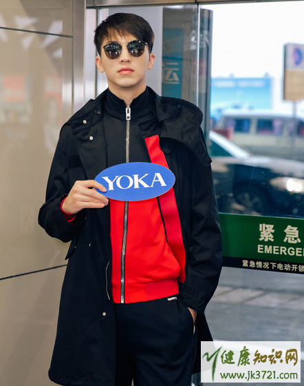 侧条纹运动裤配什么上衣2017今年流行的运动裤搭配攻略插图2