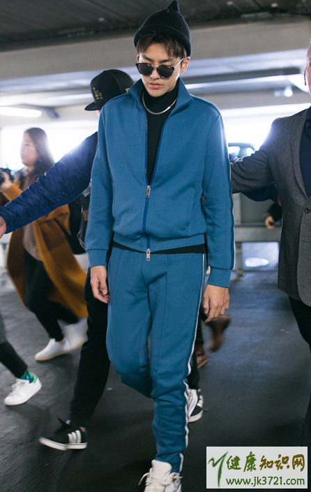 侧条纹运动裤配什么上衣2017今年流行的运动裤搭配攻略插图1