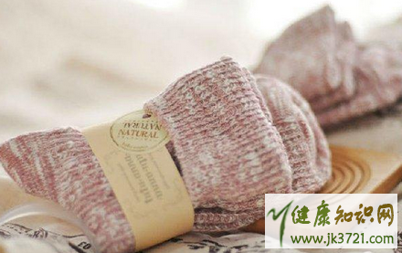 居然有人发明了穿袜子器一双袜子穿多久可以丢掉