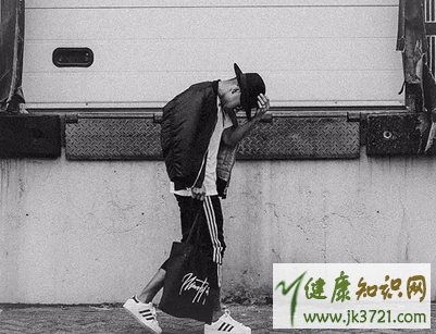 侧条纹运动裤配什么上衣2017今年流行的运动裤搭配攻略插图7