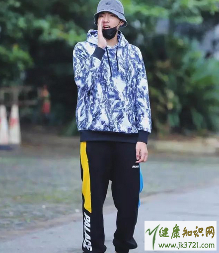 侧条纹运动裤配什么上衣2017今年流行的运动裤搭配攻略插图4