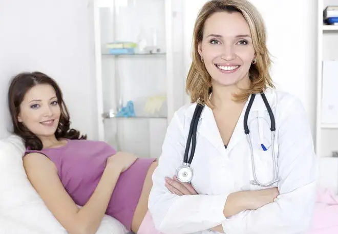 高龄女性试管移植选自然周期还是人工周期？3类方案适配性深度解析